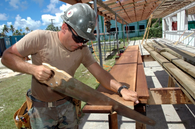 ebeniste-SALLAGRIFFON-min_worker_construction_building_carpenter_male_job_build_helmet-893290